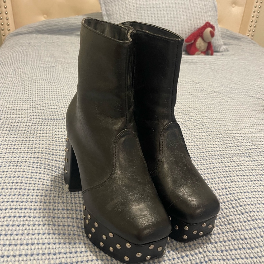 Boots number 7.5